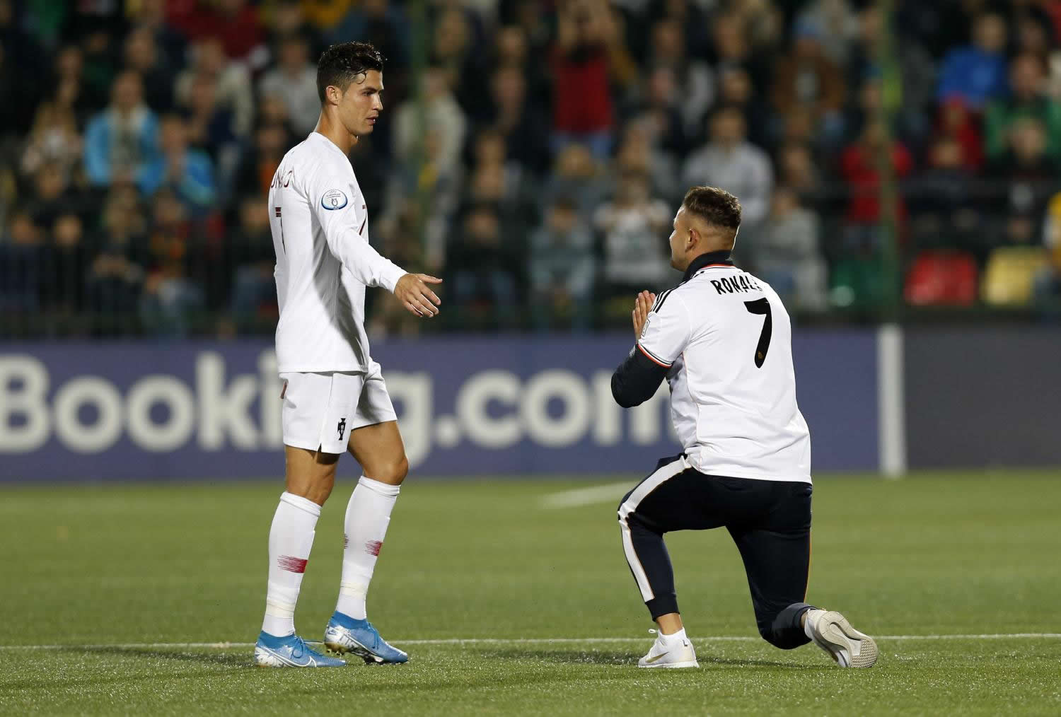 Ronaldo vai sendo adorado até por adversários