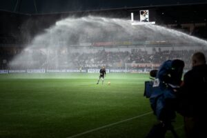 Jogador de futebol a aquecer no campo